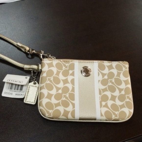 Coach Handbags - ⭐️NWT⭐️COACH Wristlet